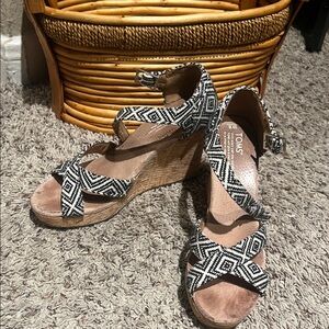 TOMS Geometric Black and White Wedges